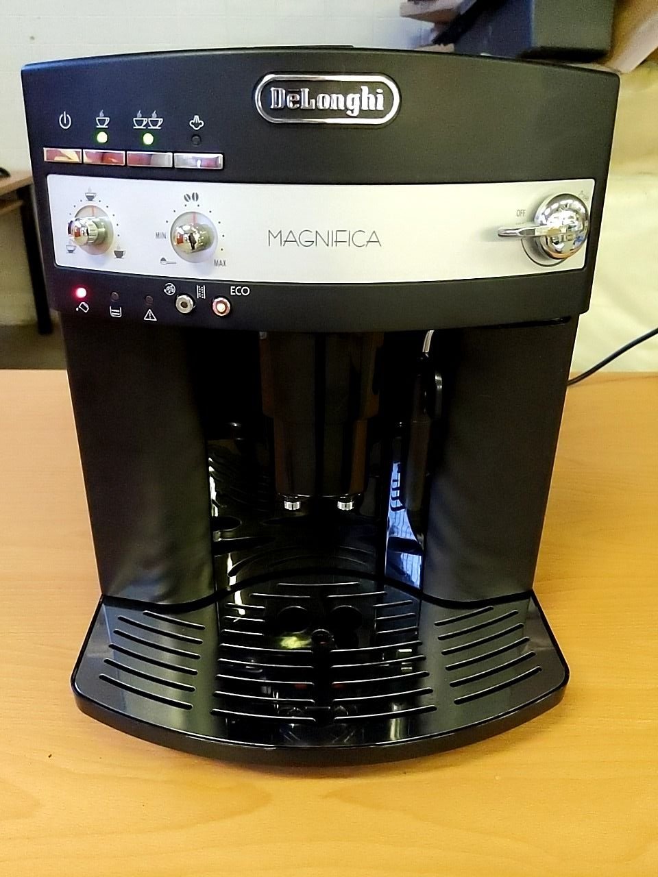 Automatický kávovar DeLonghi ESAM 3000.B