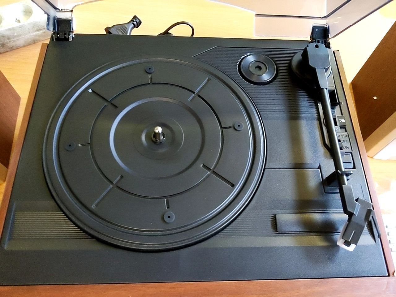 Gramofon s CD/MP3 a USB Hyundai RTC 182 SU RIP