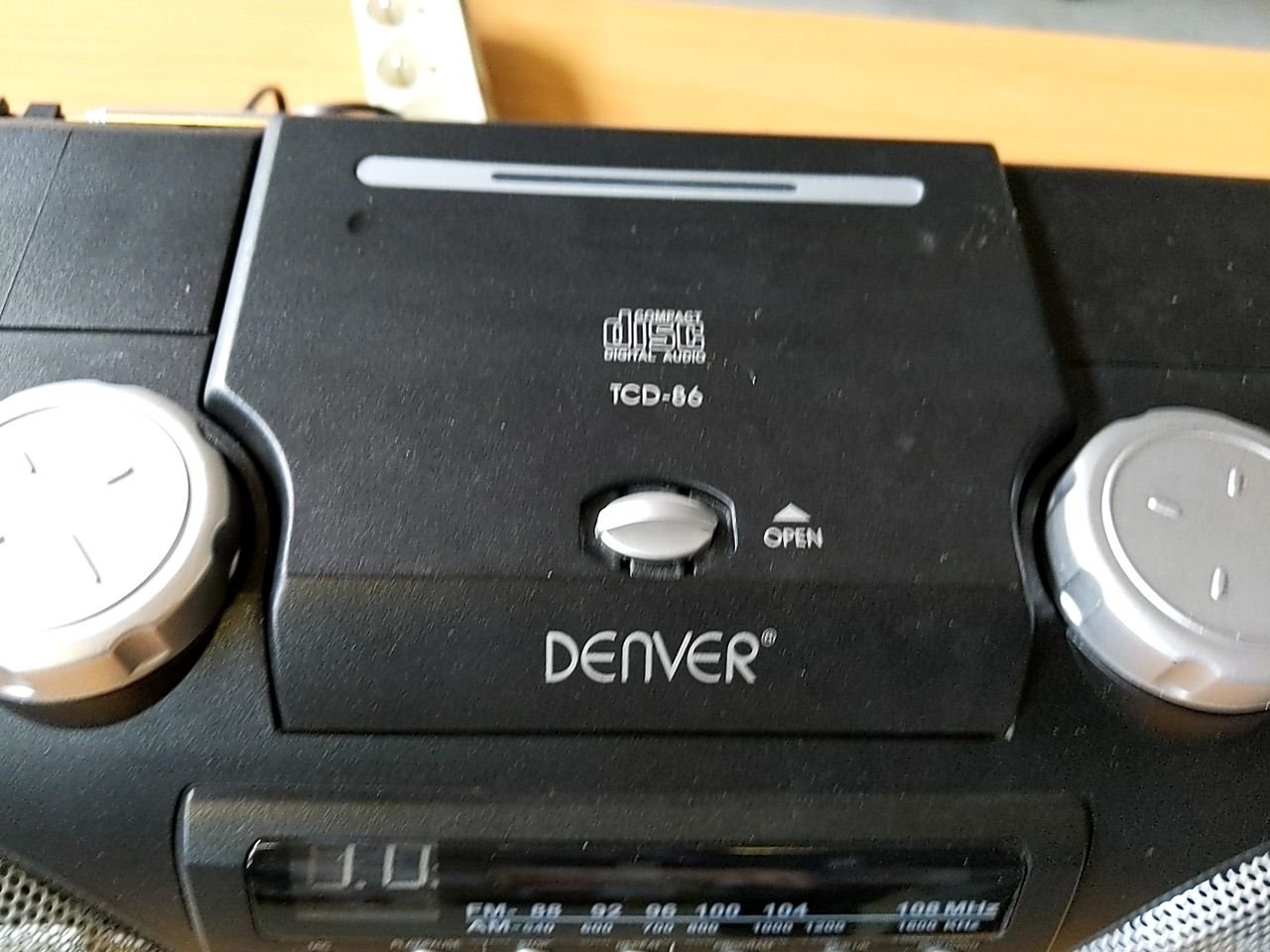 Přenosný radiomagnetofon s CD Denver TCD-86