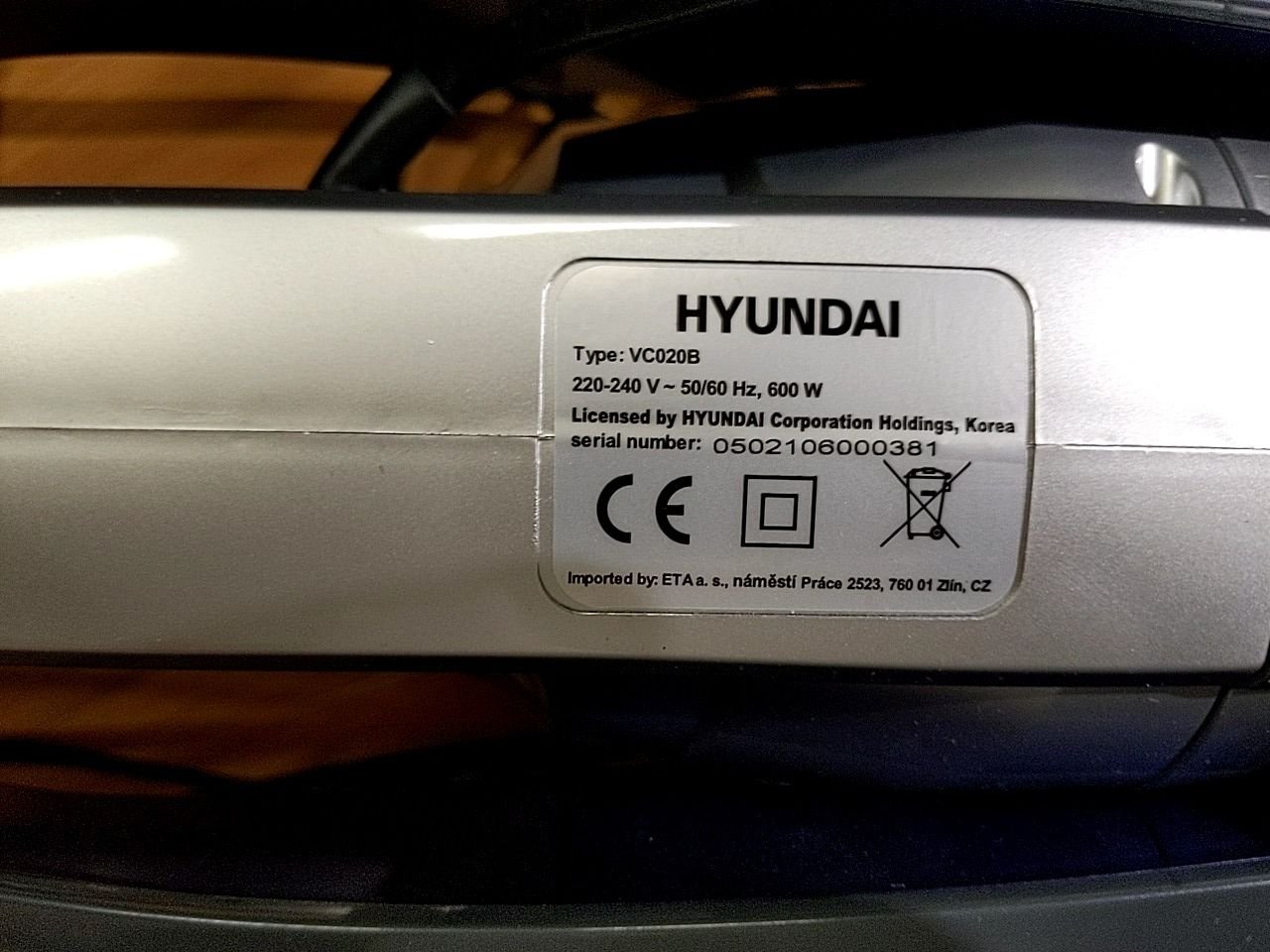 Tyčový bezsáčkový vysavač 2v1 Hyundai VC 020 B