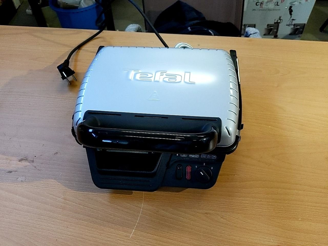 Malý kompaktní gril vhodný pro celoroční grilování Tefal Compact 600 Classic GC305012