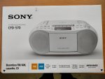 CD rádio - funkce FM/AM, USB , CD/CD, dva reproduktory Sony CFDS70, bílá barva