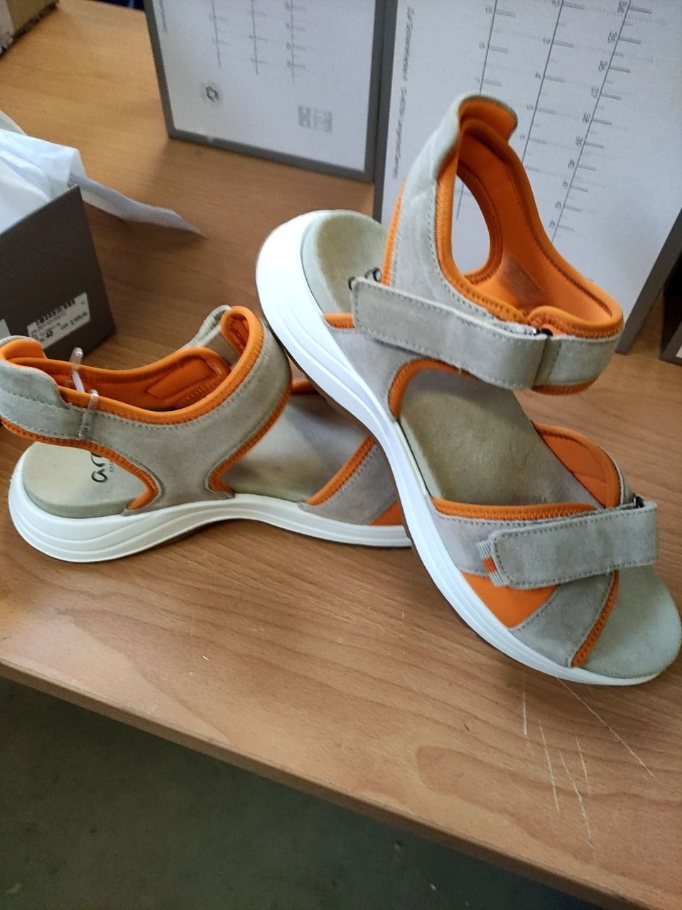 Sportovní obuv pro ženy - lehké kožené sandále Ara vel. 40