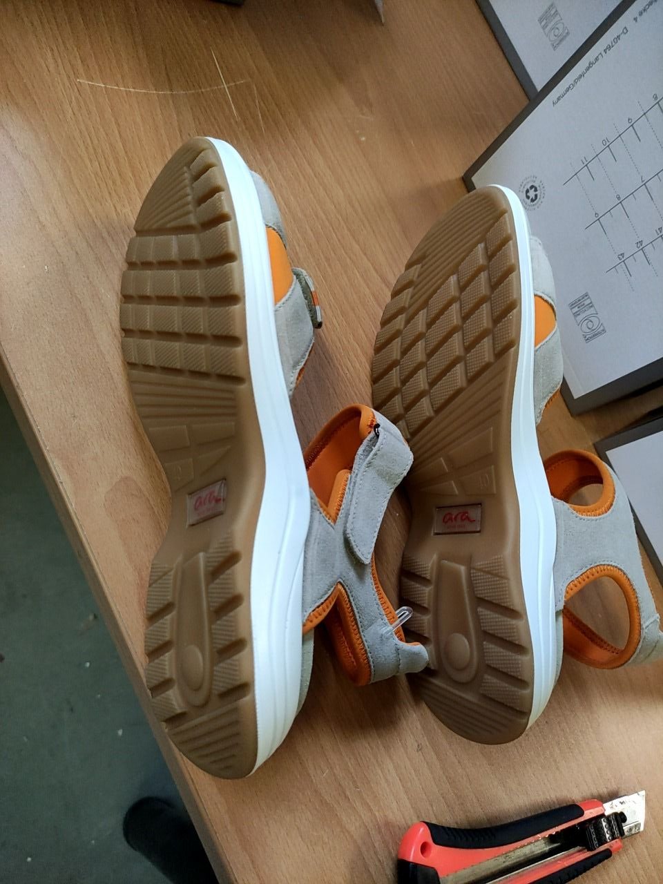 Sportovní obuv pro ženy - lehké kožené sandále Ara vel. 40
