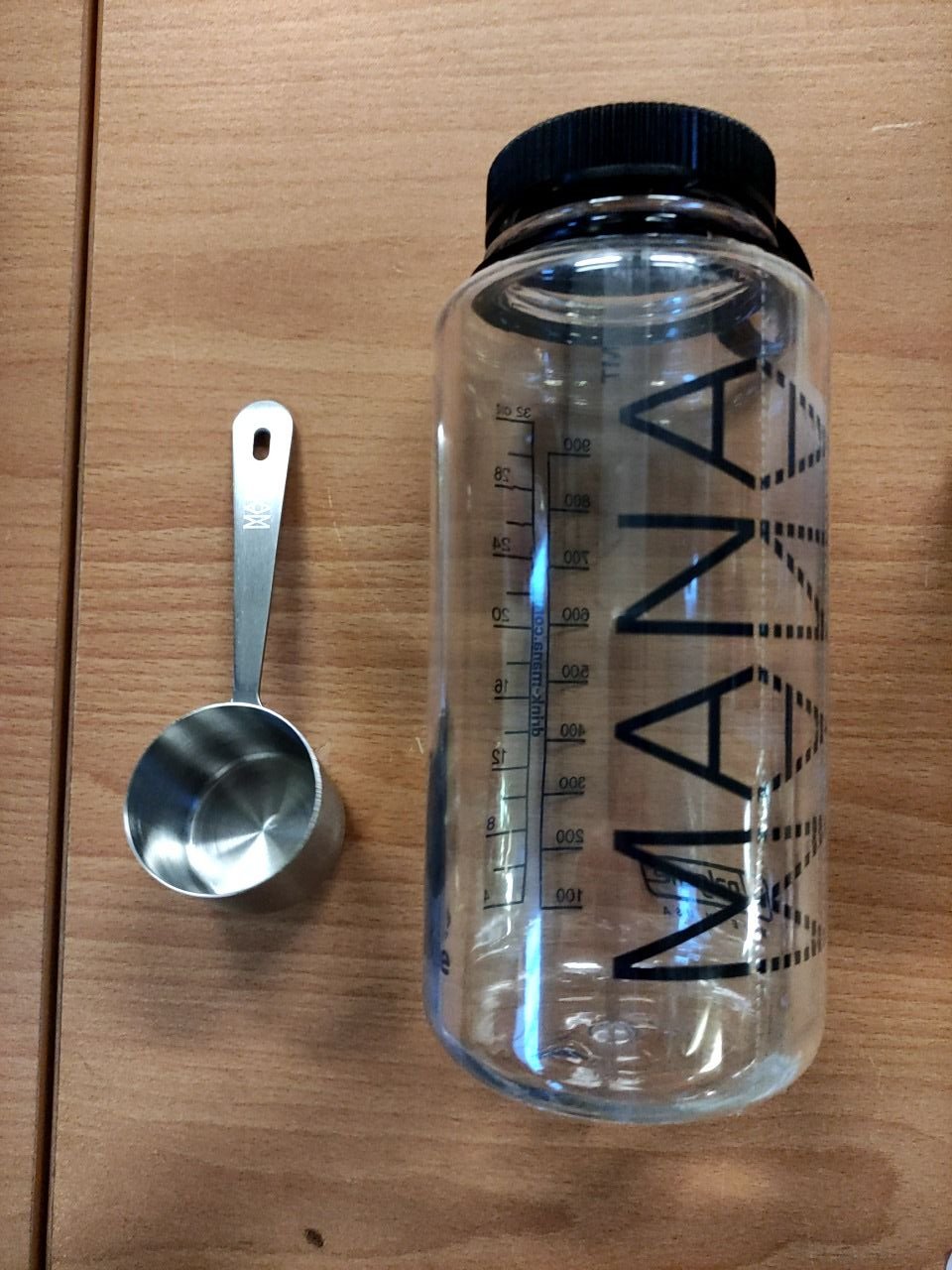 Startovací set pro tvorbu nápojů Mana - obsahuje láhev o objemu 1l a nerezovou odměrku Mana 