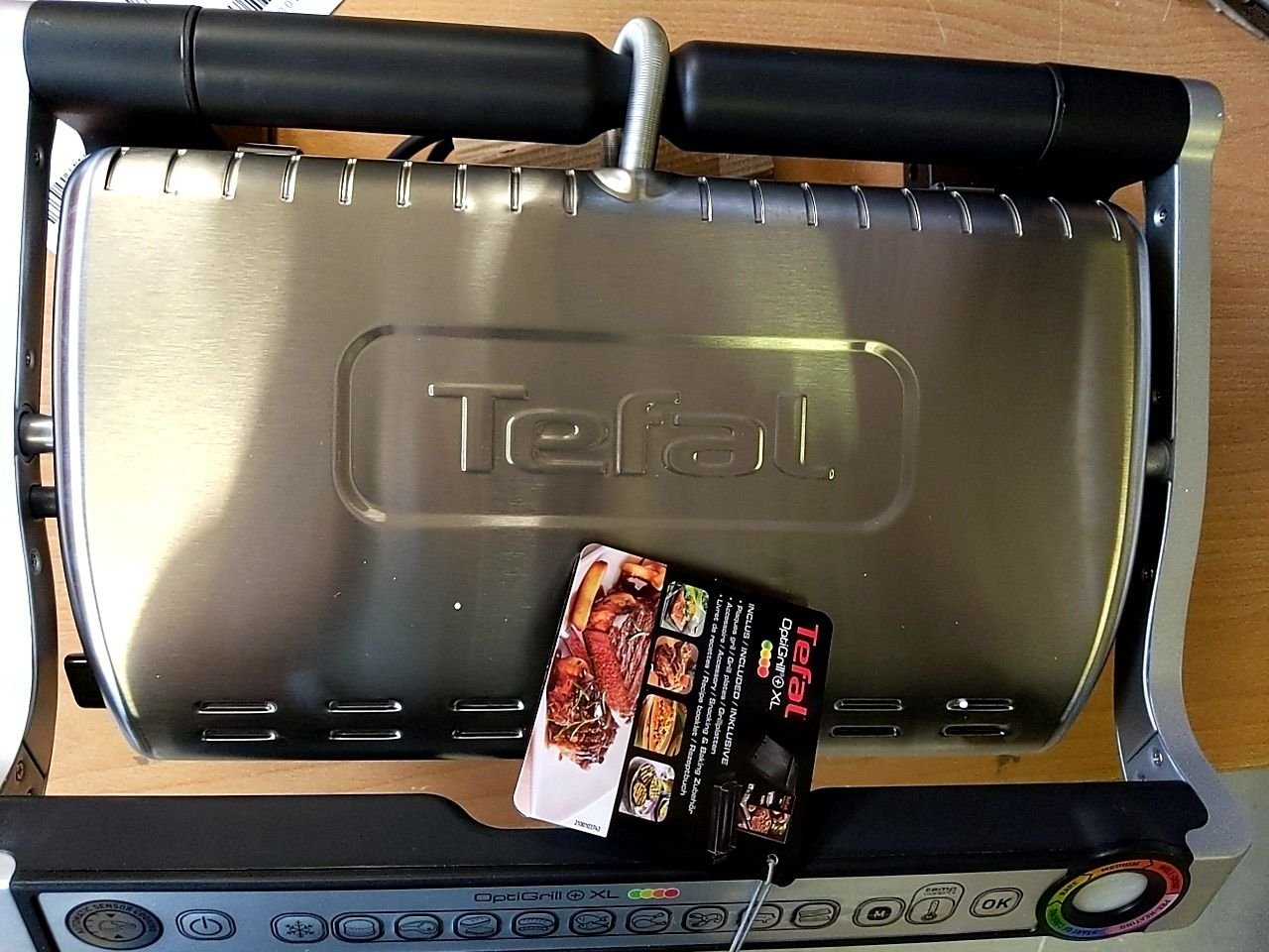 Elektrický gril s velkou grilovací plochou, který sám rozezná, co grilujete. Tefal Optigrill+ XL GC722D34