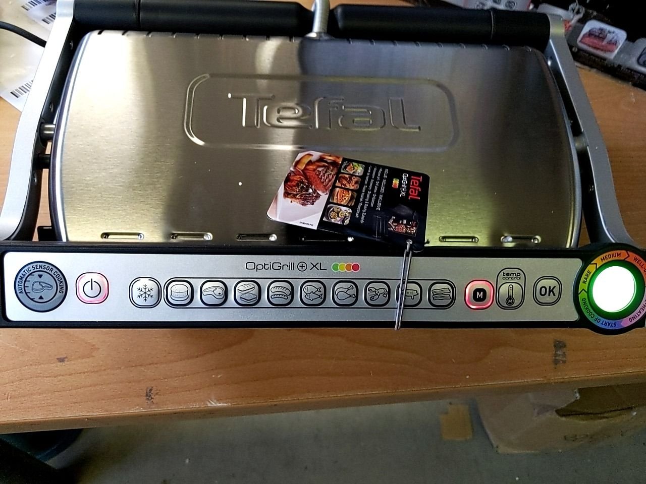 Elektrický gril s velkou grilovací plochou, který sám rozezná, co grilujete. Tefal Optigrill+ XL GC722D34