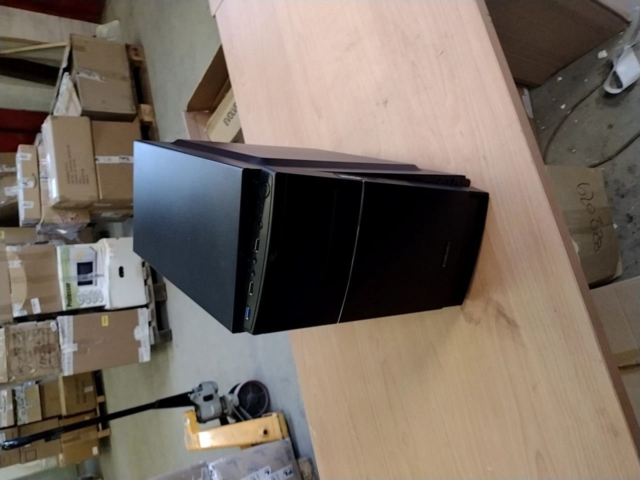 Počítačová skříň Evolveo M1