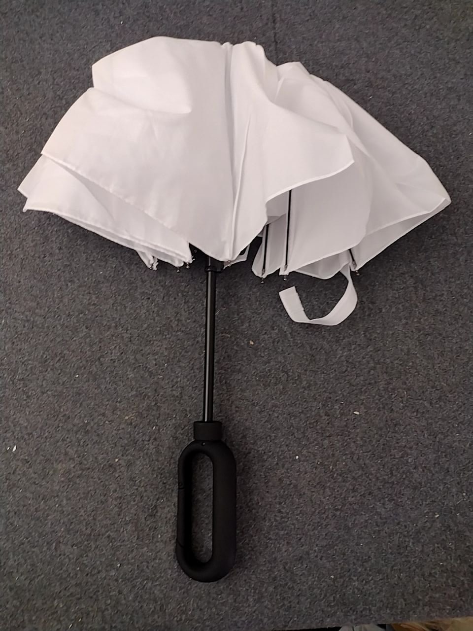 Rozkládací deštník bílé barvy  