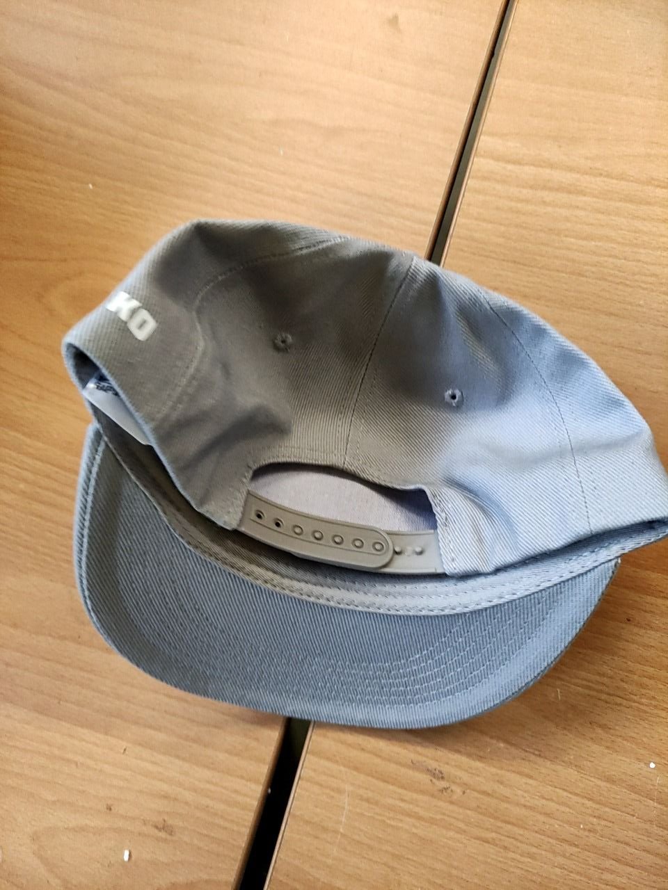 Čepice s kšiltem šedé barvy Okula 55 ks