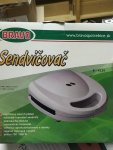 Sendvičovač s deskami ve tvaru čtverce Bravo B-4239, bílá barva