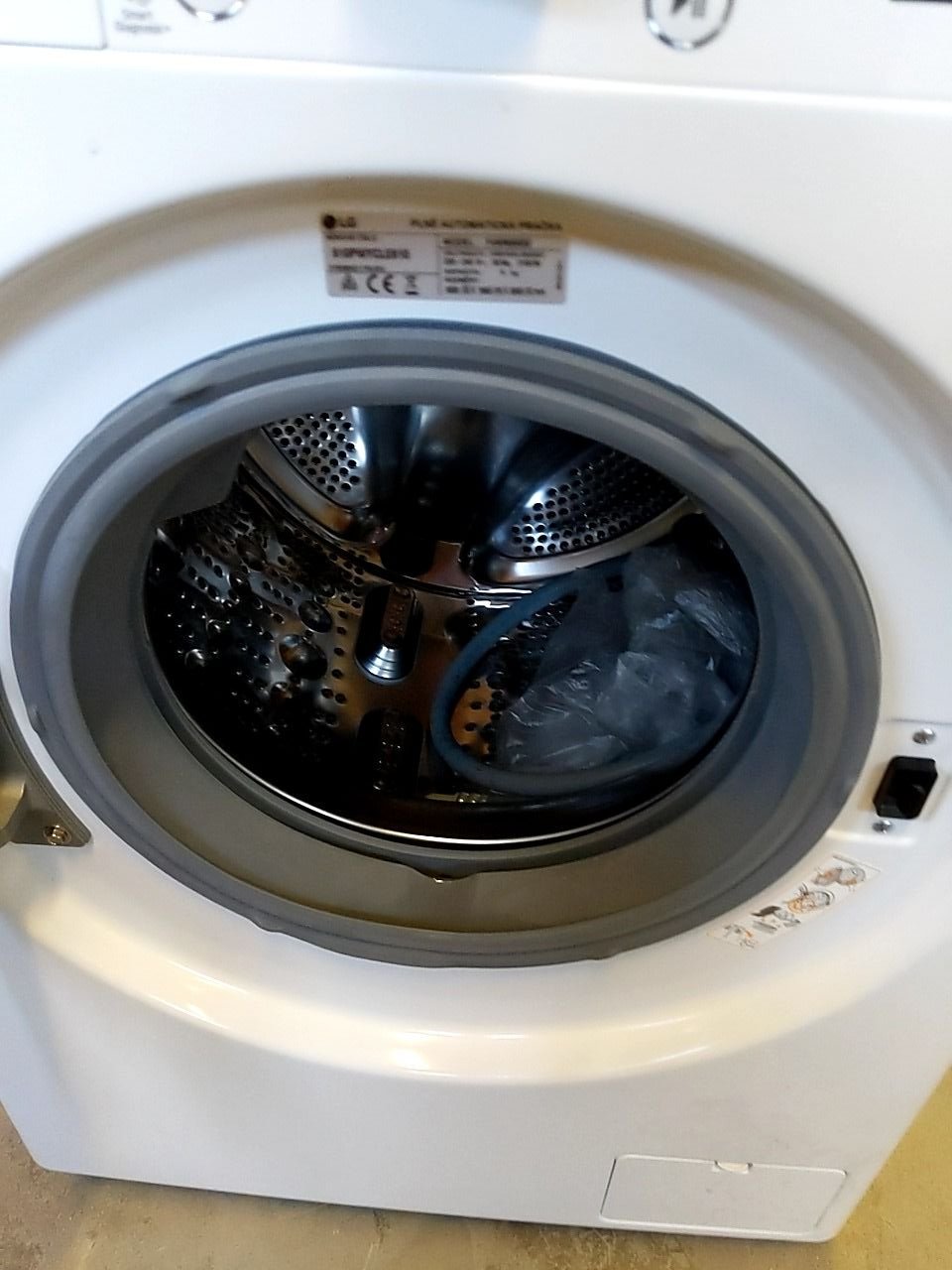 Pračka s předním plněním LG F4WN909S2