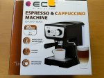Pákový kávovar tlak 20 bar, objem nádržky na vodu 1,25 l a nahřívačem šálků ECG ESP 20101