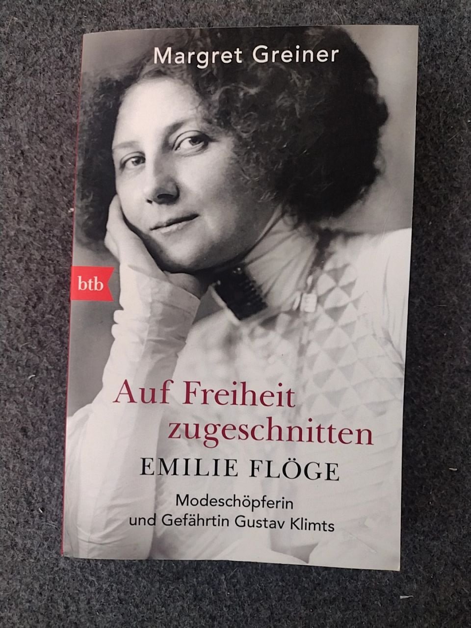 kniha Auf Freiheit zugeschnitten: Emilie Flöge: Modeschöpferin und Gefährtin Gustav Klimts  