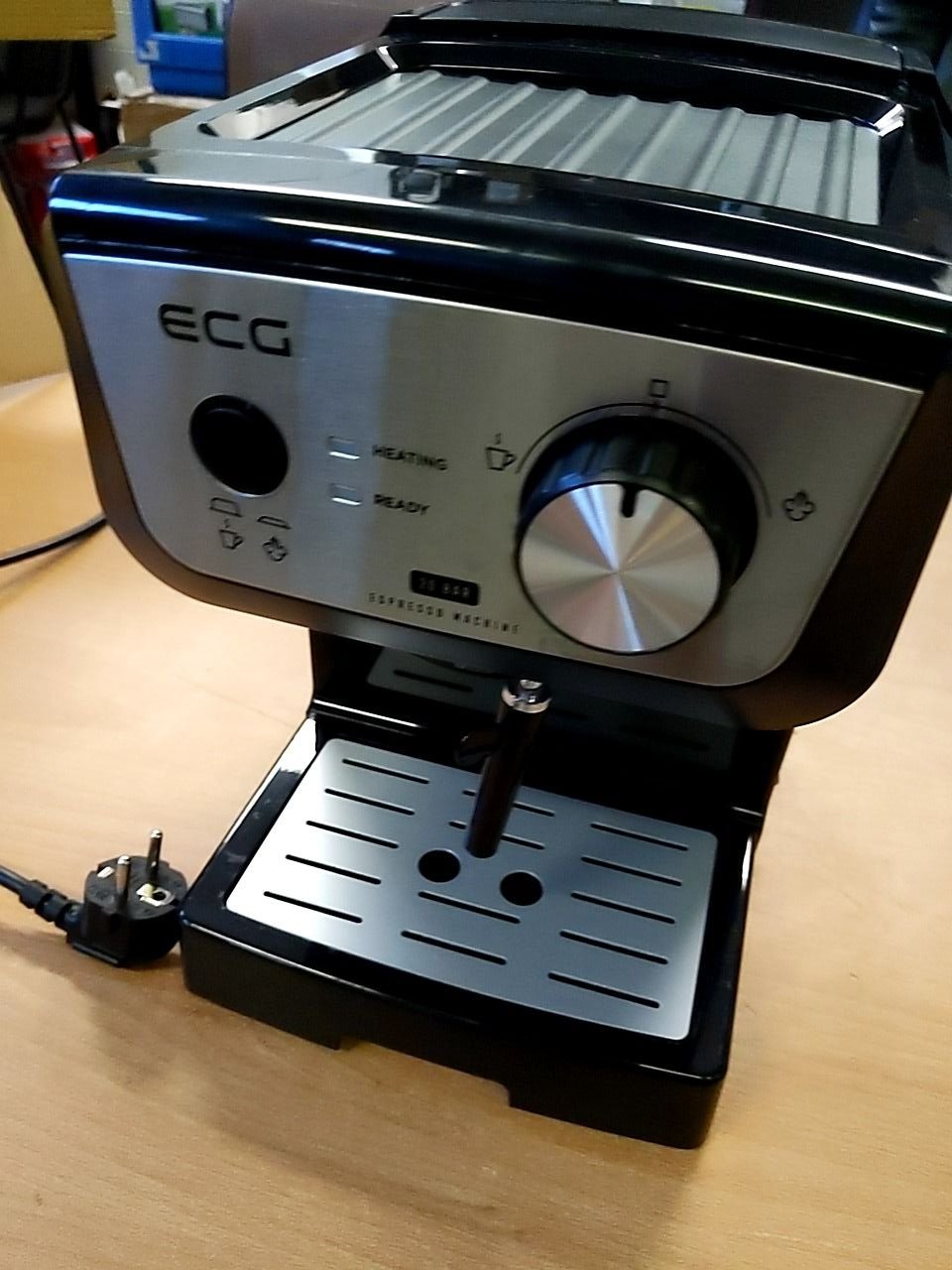 Pákový kávovar tlak 20 bar, objem nádržky na vodu 1,25 l a nahřívačem šálků ECG ESP 20101