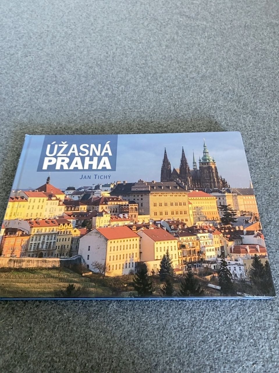 kniha Úžasná Praha  