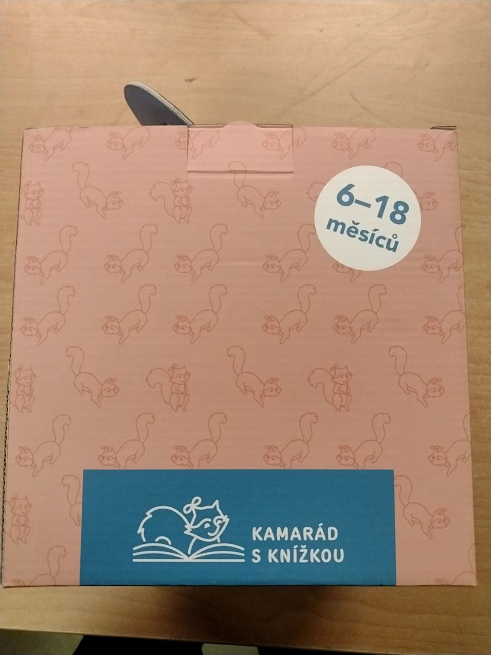Vzdělávací boxík 6–18 měsíců Kamarád s knížkou Kamarád s knížkou nabízí řadu aktivit a her, které přispějí ke komplexnímu psychomotorickému vývoji vašeho děťátka.
