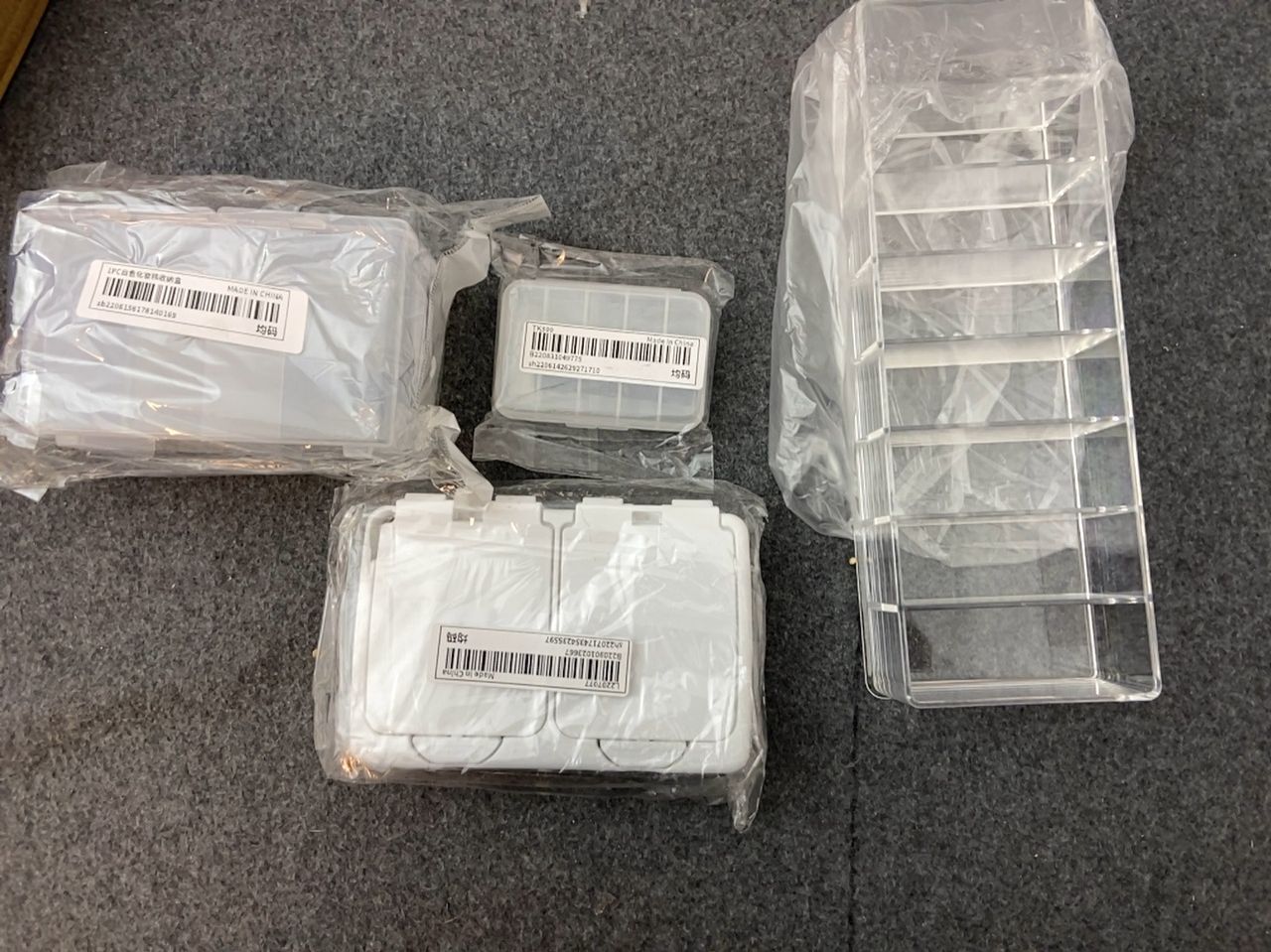 Různé plastové krabičky o různých objemech