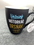 Dárkový hrneček- Vášnivý motorkář, drsňák s dobrým srdcem Albi 