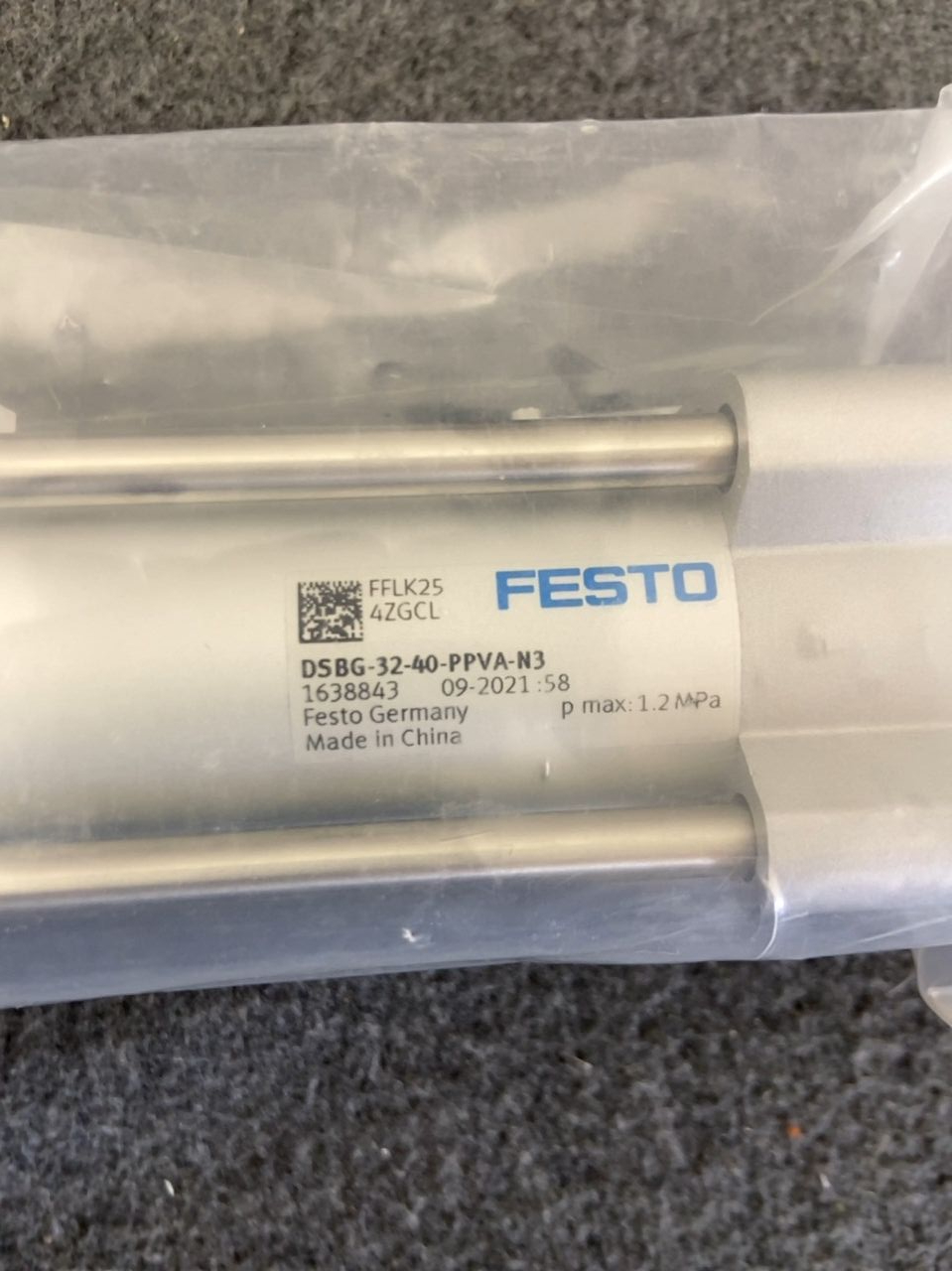 Pneumatický válec vodicích tyčí Festo DSBC-32-40-PPVA-N3