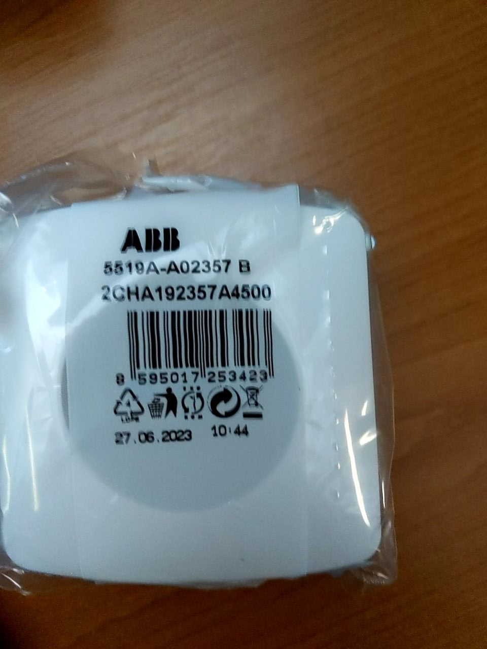 ABB Tango zásuvka bílá 5519A-A02357 B s clonkami - sada ABB 