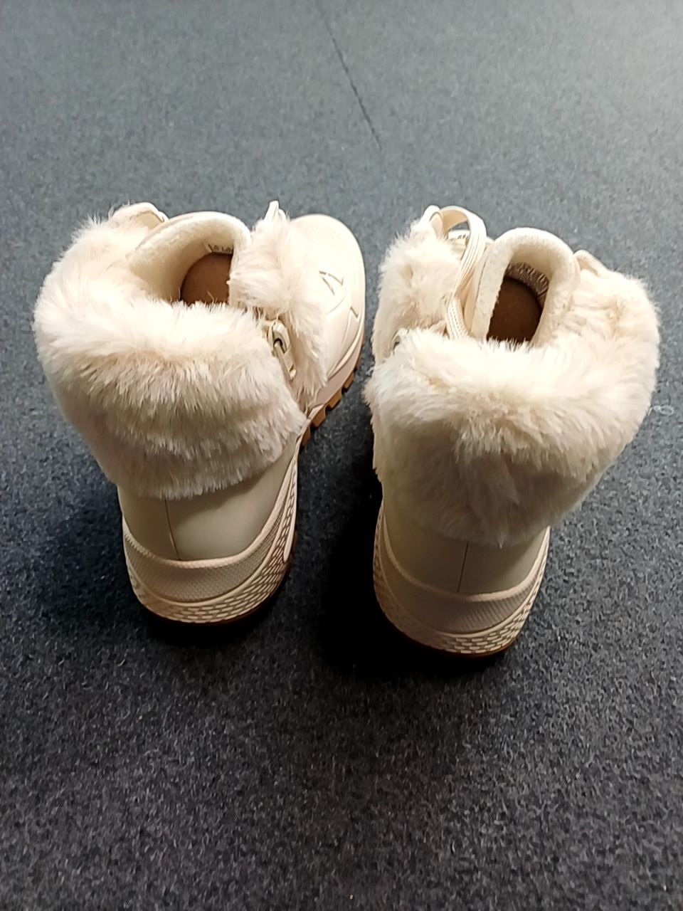 Dámské zimní boty Skechers velikost 38