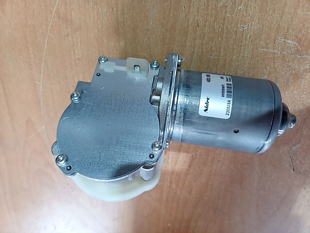 Stejnosměrný převodový motor 18V Nidec 403.936